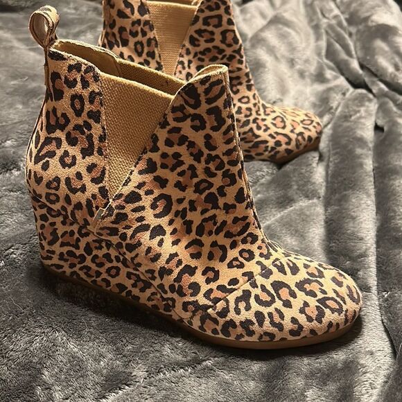 Toms Shoes - Tom’s leopard print Kelsey wedge bootie